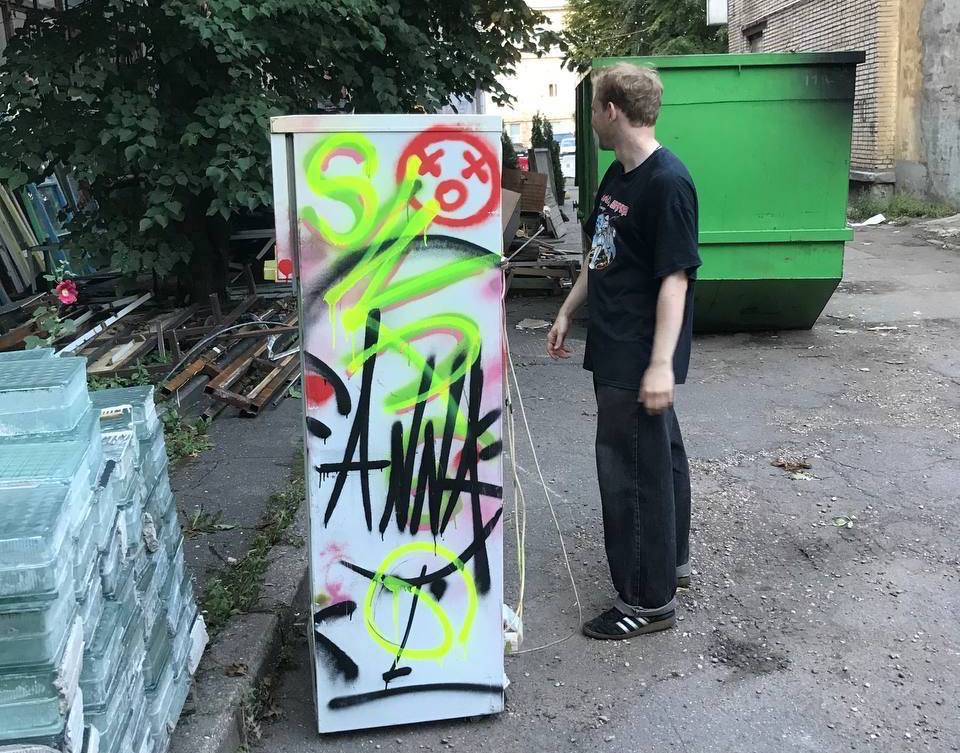 Было предложение выставить холодильник на аукцион, чтобы окупить часть затрат на фильм (хотя бы часть трат на еду)