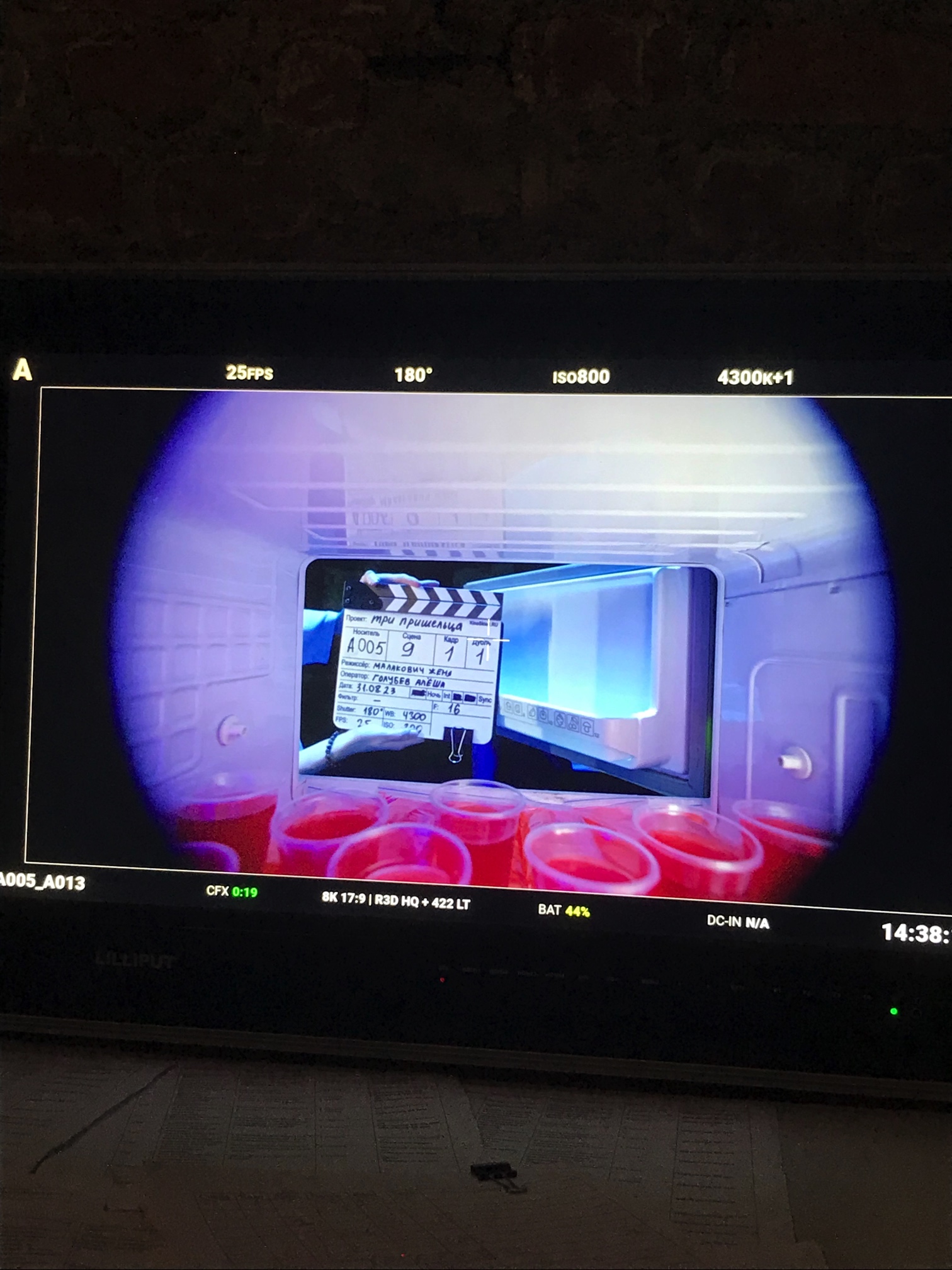 Экран і хлопушка з надпісам сцэна 9 кадр 1 дубль 1