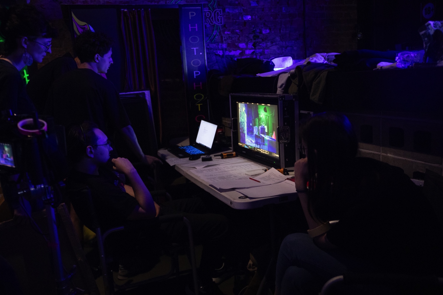 Бэкстэйдж, людзі, стол, паперы, экран