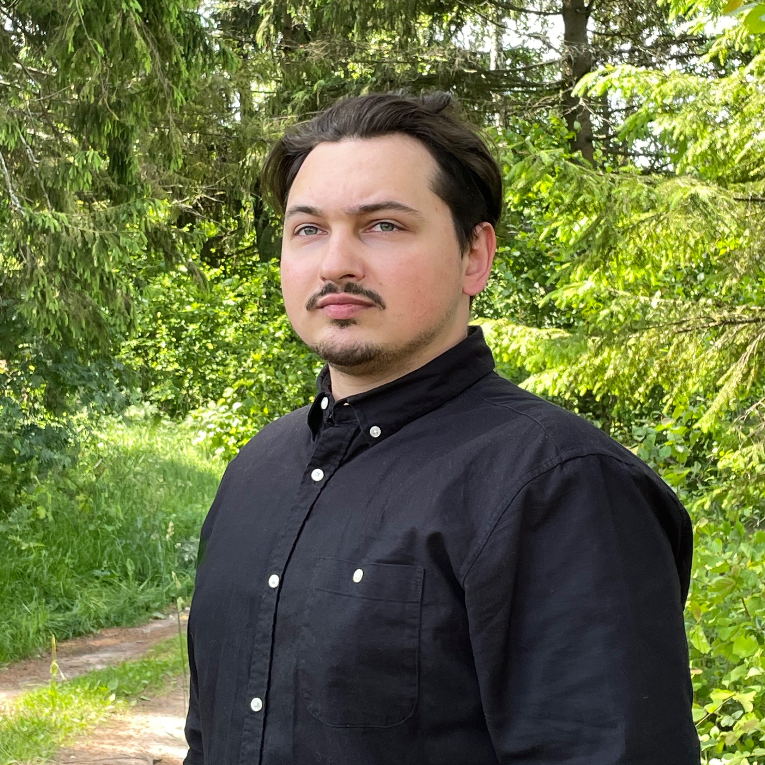 Александр Д. Игнатьев — режиссёр независимого кино, эмбиент-композитор и дизайнер.